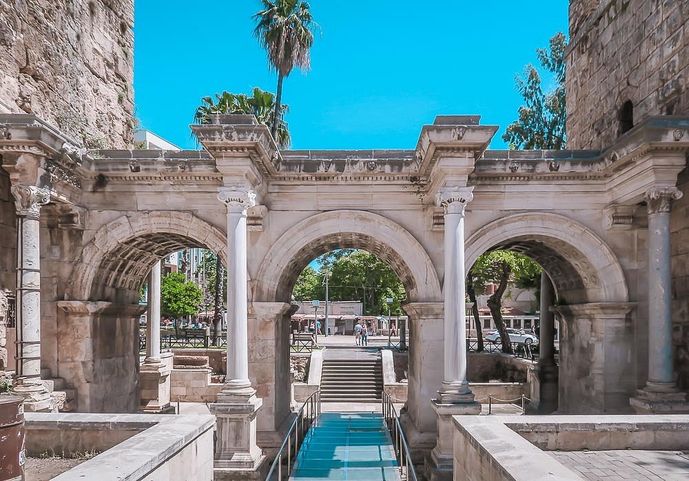 بوابة هادريان Hadrian's Gate